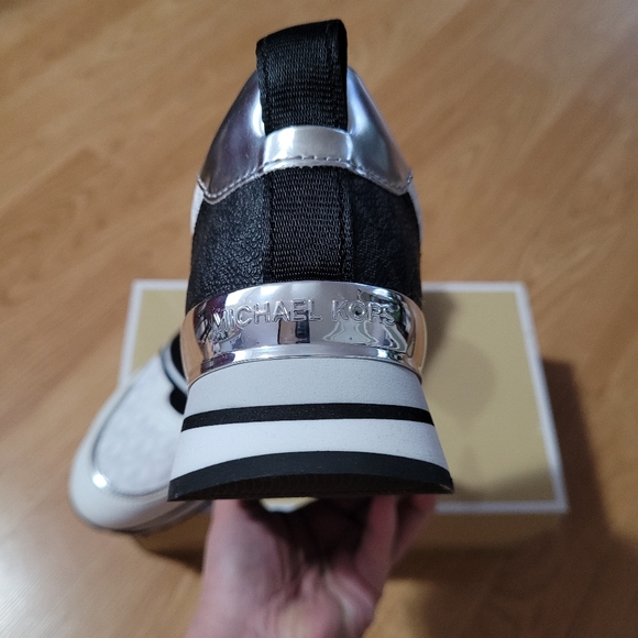 Very classy MK signature slides - Picture 2 of 5